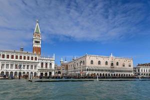 Markusplatz in Venedig Italien. es ist der wichtigste öffentliche platz von venedig, italien, wo er allgemein nur als la piazza bekannt ist. foto