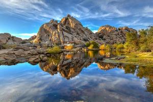 barker dam im joshua tree national park am abend bei sonnenuntergang. foto