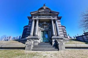 new york city - 23. feb 2020 - kalvarienbergfriedhof mit manhattan skyline in new york. Calvary Cemetery ist ein Friedhof in Queens, mit mehr als 3 Millionen Bestattungen. foto