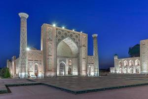 registan in der antiken stadt samarkand in usbekistan foto