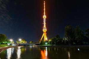 Taschkenter Fernsehturm, gesehen vom Park am Denkmal für die Opfer der Repression in Taschkent, Usbekistan, 2022 foto