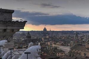 luftaufnahme der skyline von rom, italien, wenn sich der sonnenuntergang nähert. foto