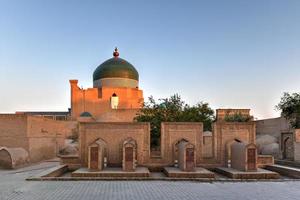 die architektur der altstadt madrassa und des islam khoja minaretts. foto