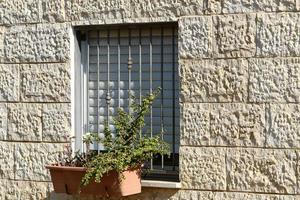 ein kleines Fenster in einem Wohnhaus in einer Großstadt foto