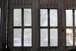 ein kleines Fenster in einem Wohnhaus in einer Großstadt foto