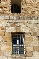 ein kleines Fenster in einem Wohnhaus in einer Großstadt foto