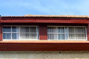 ein kleines Fenster in einem Wohnhaus in einer Großstadt foto