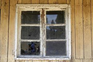 ein kleines Fenster in einem Wohnhaus in einer Großstadt foto