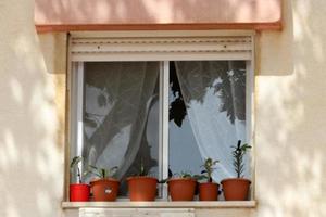 ein kleines Fenster in einem Wohnhaus in einer Großstadt foto