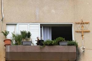 ein kleines Fenster in einem Wohnhaus in einer Großstadt foto