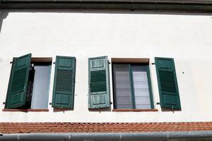 ein kleines Fenster in einem Wohnhaus in einer Großstadt foto