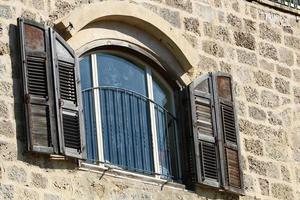 ein kleines Fenster in einem Wohnhaus in einer Großstadt foto