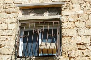 ein kleines Fenster in einem Wohnhaus in einer Großstadt foto