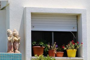 ein kleines Fenster in einem Wohnhaus in einer Großstadt foto