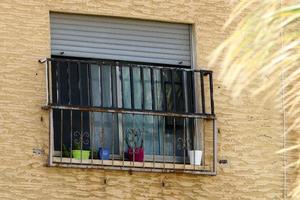 ein kleines Fenster in einem Wohnhaus in einer Großstadt foto