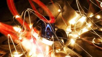 Kopfhörer umgeben von Lichterketten in Langzeitbelichtung in Karachi Pakistan 2022 foto