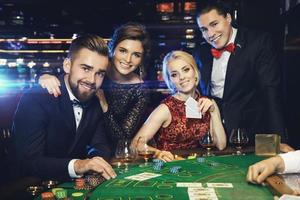 Eine Gruppe reicher Leute spielt Poker im Casino foto