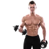 Bodybuilder mit schweren Hanteln auf weißem Hintergrund foto