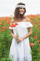 schöne Frau im Feld mit vielen Mohnblumen foto