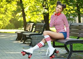 glückliche Frau auf dem Rollschuh im Park foto