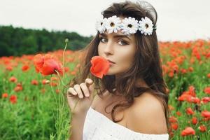 schöne Frau im Feld mit vielen Mohnblumen foto