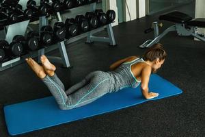 sportliche frau während ihres trainings im fitnessstudio foto