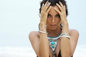 Frau mit Silberschmuck am Strand foto