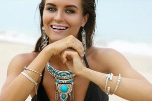 Frau mit Silberschmuck am Strand foto