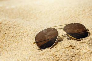 Sonnenbrille im Sand foto