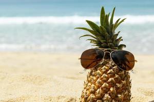 ananasfrucht und sonnenbrille foto