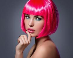 Porträt einer jungen Frau mit rosa Haaren foto