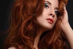 Porträt einer Frau mit schönen roten Haaren foto