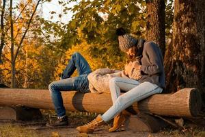 junges und glückliches Paar im Herbstpark foto