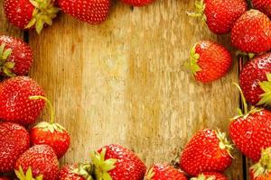 frische rustikale reife erdbeeren auf holztisch foto