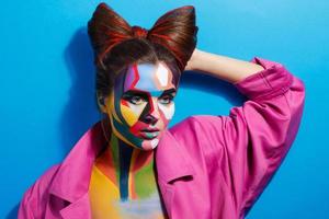 Model mit einem kreativen Pop-Art-Make-up im Gesicht foto