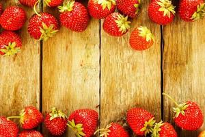 frische rustikale reife erdbeeren auf holztisch foto