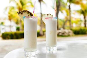 zwei Gläser Pina Colada-Cocktail foto