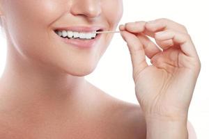 Nahaufnahme von weiblichen Zähnen und Zahnstocher foto