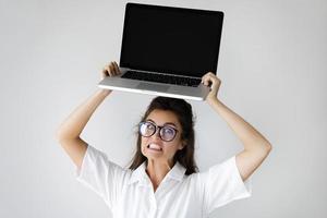 junge Geschäftsfrau mit einem Laptop-Computer in ihren Händen foto