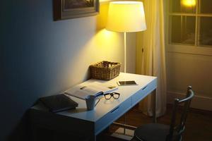 oObjekte auf dem Schreibtisch - Tasse heißes Getränk, Brille, Bücher und Tablet-PC foto