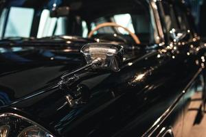 Nahaufnahme des Außenspiegels des Luxus-Retro-Autos foto