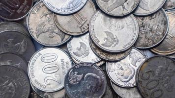 Haufen von Rupiah-Münzen als Hintergrund foto