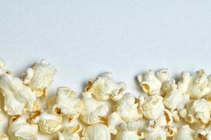 Draufsicht auf Popcorn isoliert auf weißem Hintergrund foto