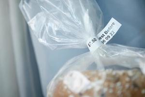 Mindesthaltbarkeitsdatum auf einer Brotpackung foto