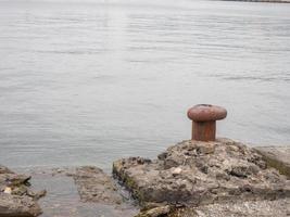 Poller am Meer. leere Seebrücke. Einsamkeit. foto