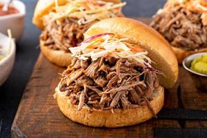 Pulled Pork Sandwiches mit Krautsalat auf Briochebrötchen foto