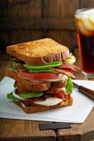 Avocado Blt-Sandwiches auf Holzoberfläche foto