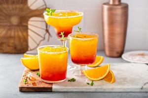 Tequila Sunrise Margarita Cocktail mit Eis, erfrischendes Getränk foto