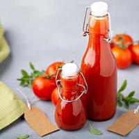 hausgemachter Tomatenketchup in Glasflaschen foto