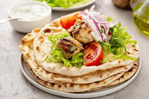 griechisches Hähnchen-Souvlaki auf Holzspießen foto